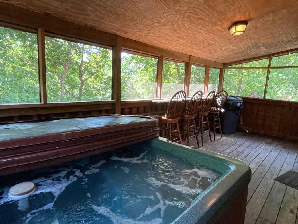 Mountaintop Hideaway Villa Pigeon Forge Exterior photo